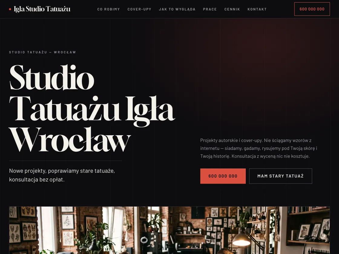 Strona studia tatuażu: ciemne bordo, wielki szeryfowy nagłówek z czerwoną kursywą, pod nim zdjęcia pracowni.